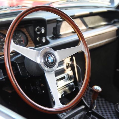 旧車におすすめのステアリング5選｜見た目も操作性もこだわるならコレ！