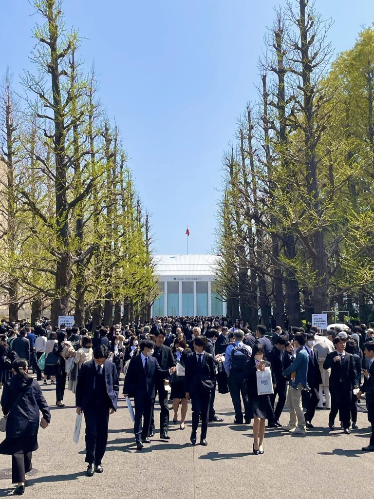 入学式で卒業50年の皆様をお迎え – 2023年慶應連合三田会大会