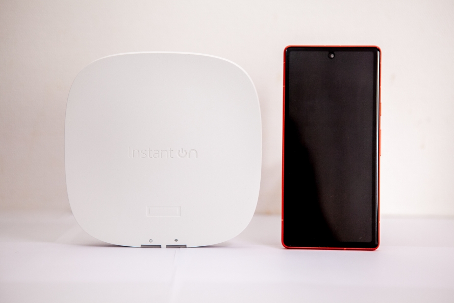 手軽なのにビジネス品質。“1人情シス”に最適なWi-Fiアクセスポイント