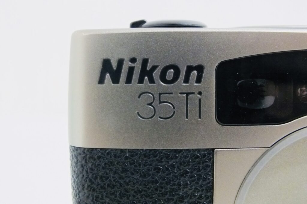 芸能人も愛用！フィルム式なのにとんでもない描写力に注目！チタン製