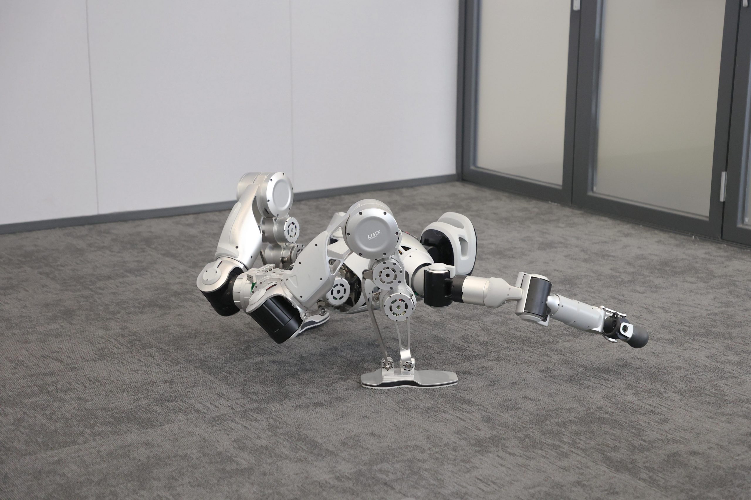 高性能ロボット「LimX Dynamics」、シリーズAで調達総額100億円に 生成