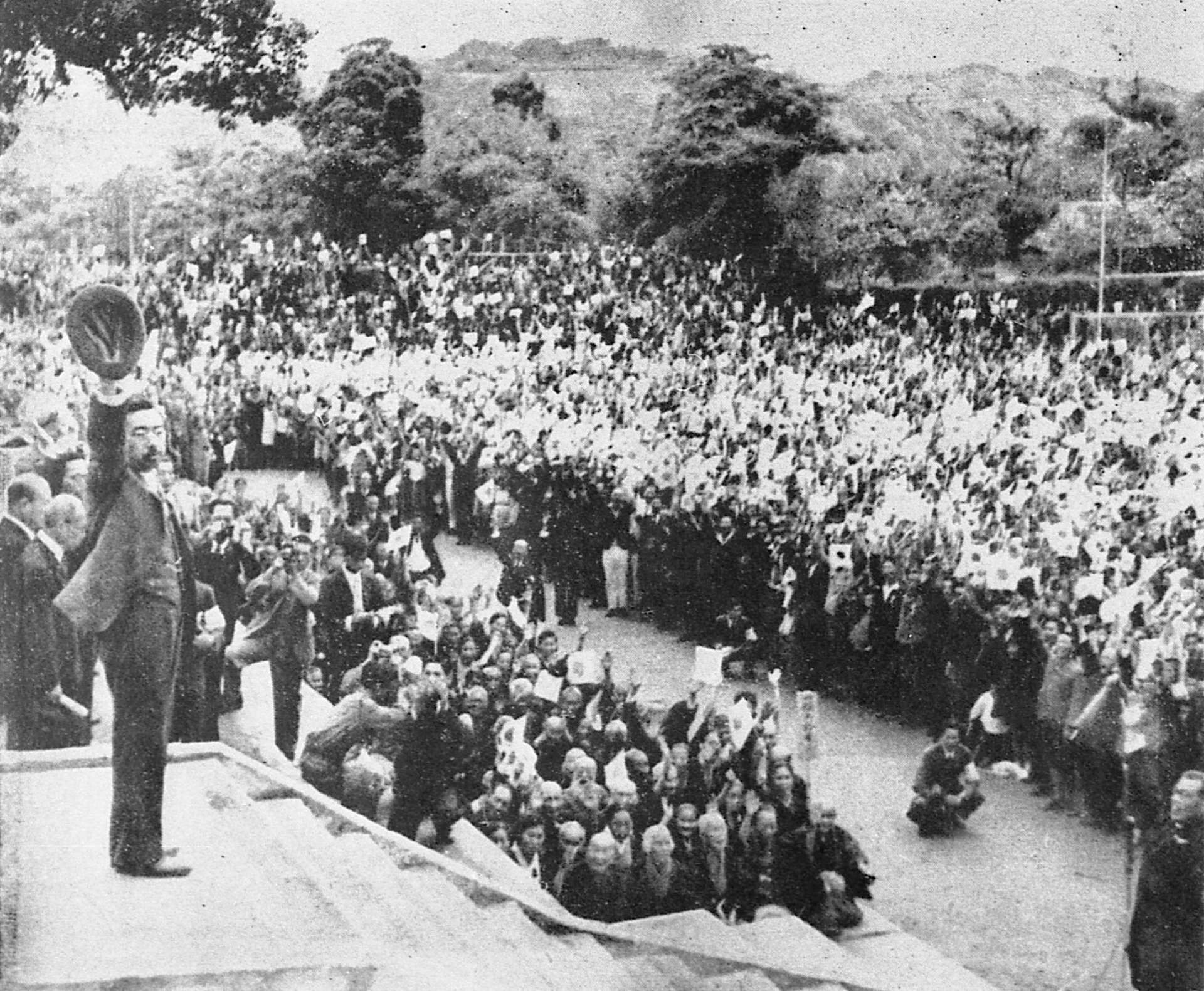 昭和天皇巡幸＝1949(昭和24)年6月1日□鉄路で出水到着、3泊4日で県内