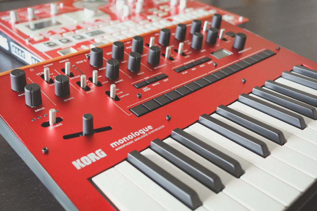 KORG monologue レビュー : 赤いモノフォニック・アナログ