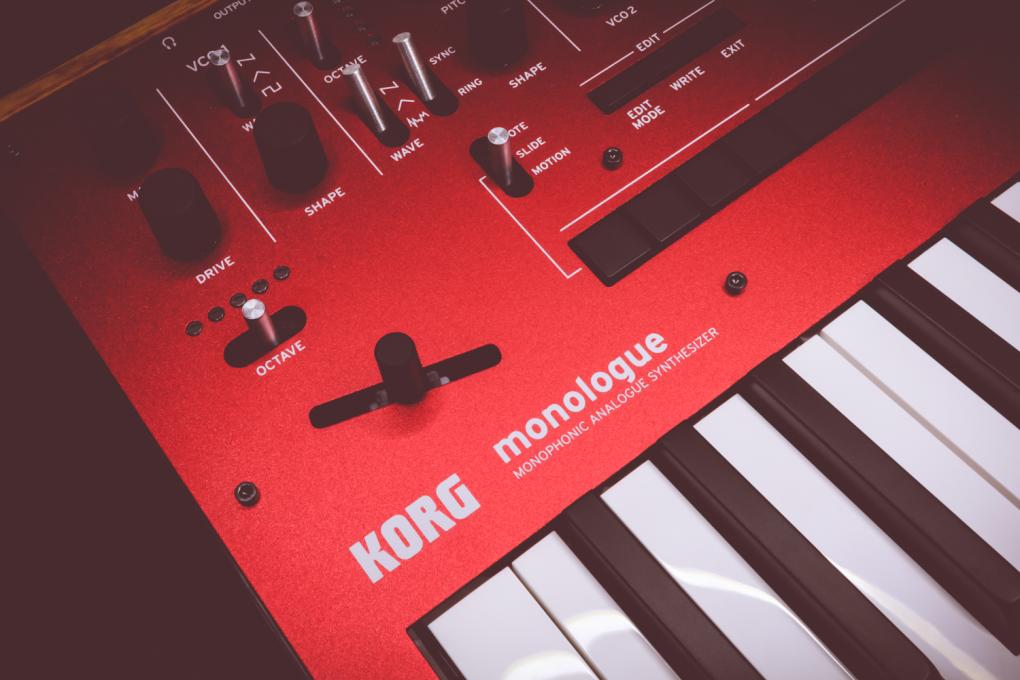 KORG monologue レビュー : 赤いモノフォニック・アナログ