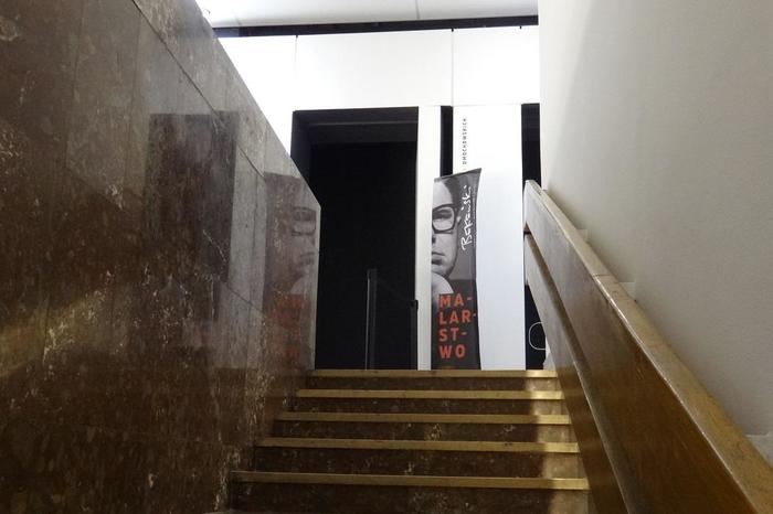 ポーランドの「怖い絵」画家ベクシンスキーのギャラリーへ。全て真っ黒