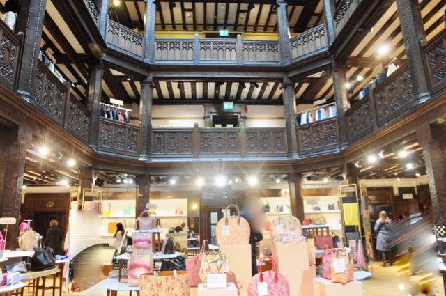 ロンドンのお土産探しに。リバティプリントの聖地、老舗デパート