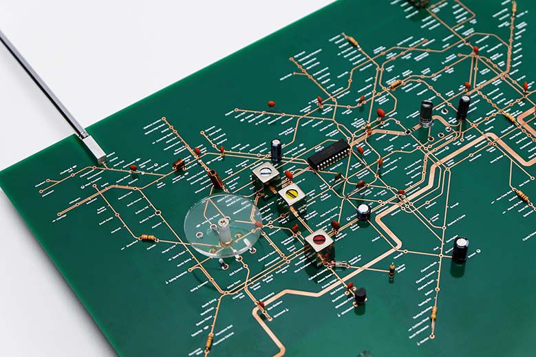 回路が線路で、部品がビル、500台限定「TUBE MAP RADIO」 | タブルーム