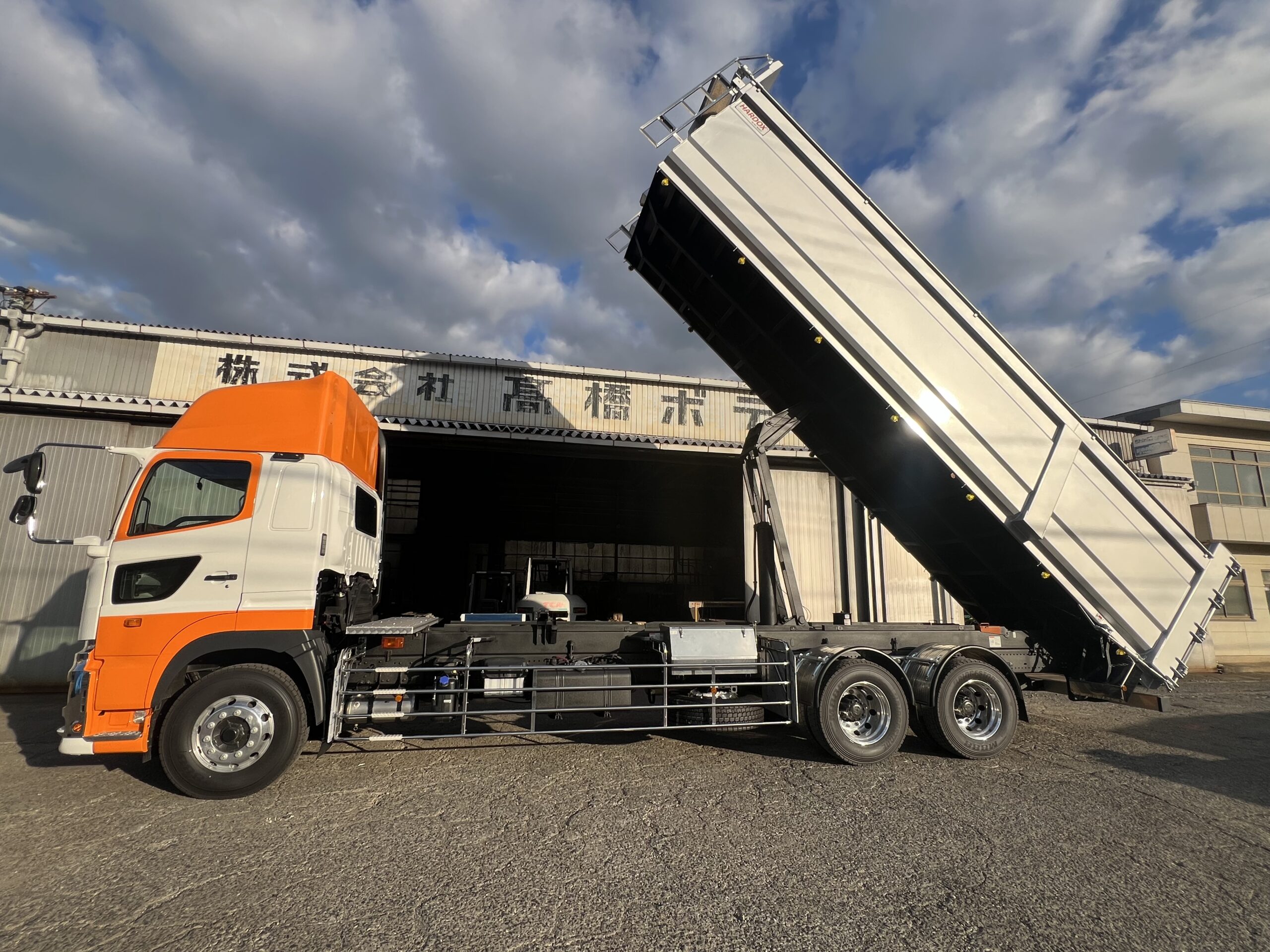 HARDOX®ダンプ 非鉄金属運搬車輌 30㎥ | 高橋ボデー