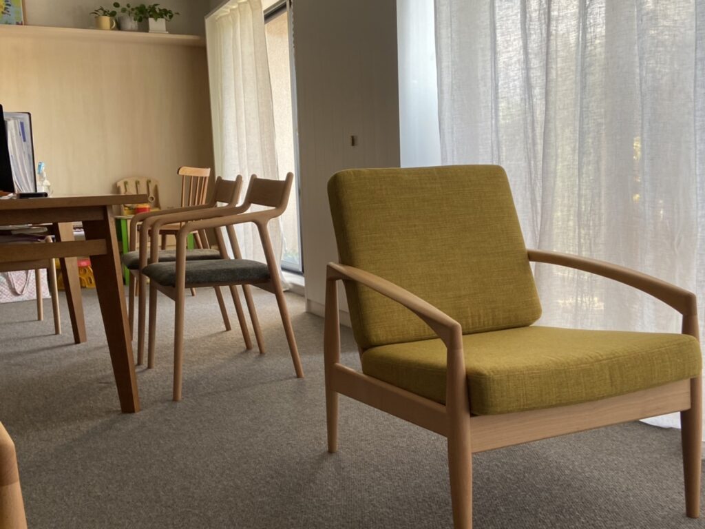 相楽郡精華町へ宮崎椅子製作所さんの pepe arm とペーパーナイフソファ