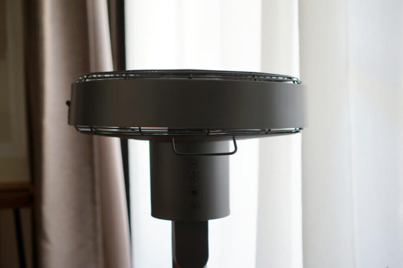 インテリアに馴染む】コイズミのリビング扇風機KLF-3027がミニマルな