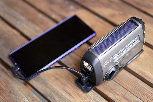 レビュー】ソーラー＆手回し充電の防災ラジオ『ICF-B99』でスマホを