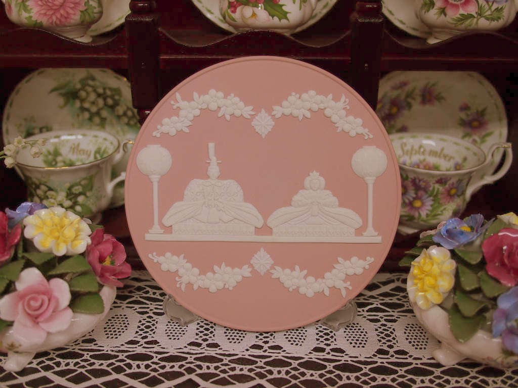 ウェッジウッドのジャスパーウェアで作られた、可愛いひな祭りプレート