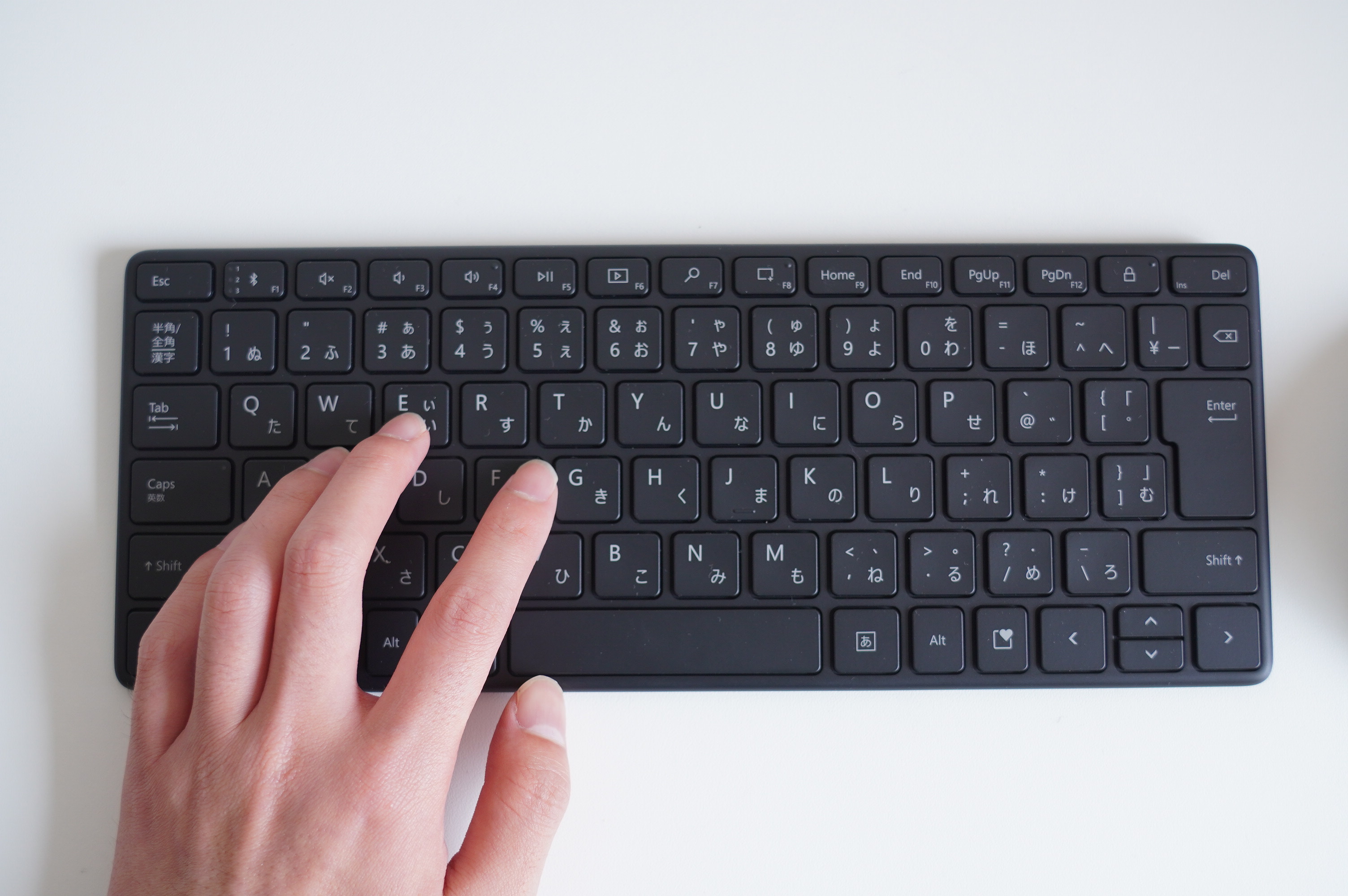 Microsoft Designer Compact Keyboardレビュー：シンプルなモバイル