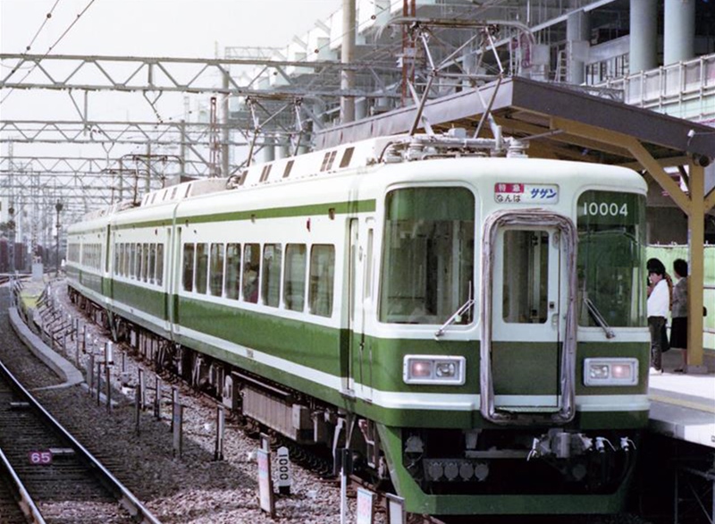 南海、特急サザン10000系車両をなつかしの緑色塗装で運行、新型車両を