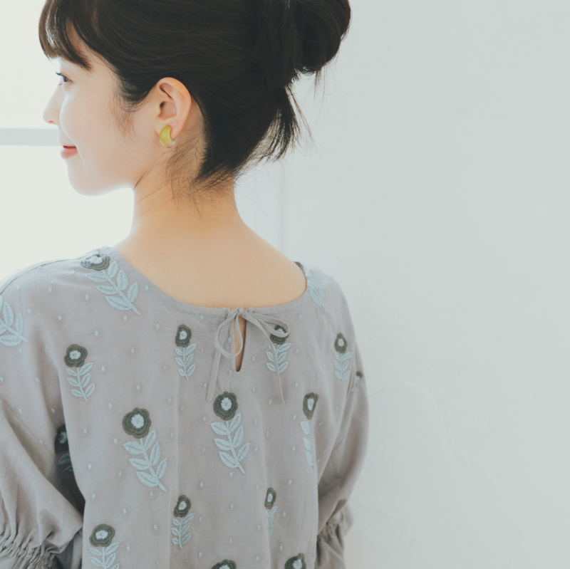 kippis×ゆべし ときめく花刺繍ブラウス GRAY│宝島社の通販 宝島チャンネル