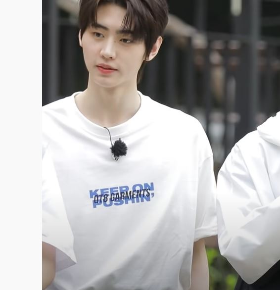 ENHYPENソンフンがEN-O'CLOCKで着用のTシャツ | TK-TOWN（韓国芸能人