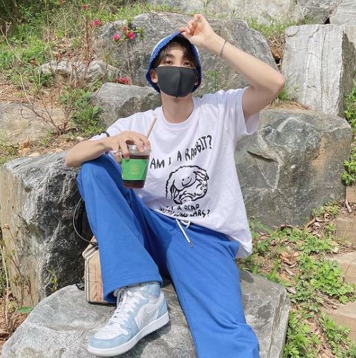 SEVENTEENジョンハンが公式インスタ写真で着用のTシャツ | TK-TOWN