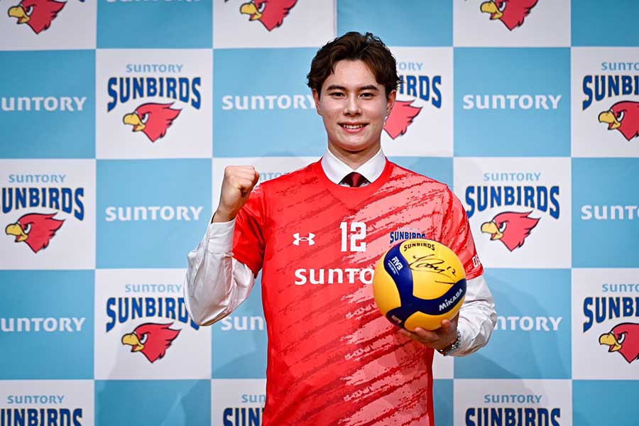 バレー高橋藍、逞しい黒スーツ＆新ユニホーム姿が「がっしりしてた