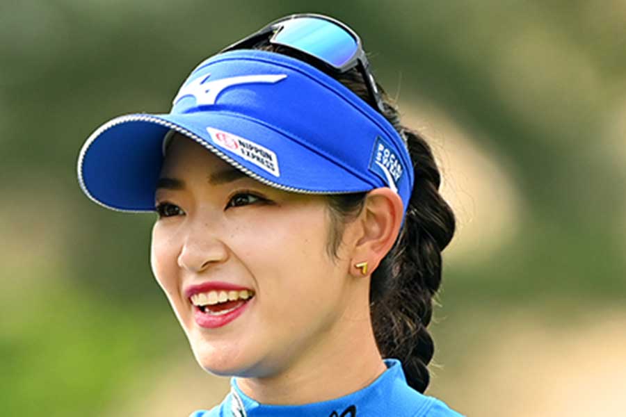 原英莉花、真っ青ウェアで今年ベスト67 「ミズノのゴルフバッグみたい