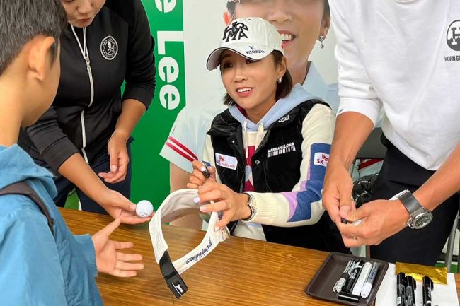 イ・ボミ、引退翌日にコース登場で騒然 本人希望で300人ゲリラサイン会