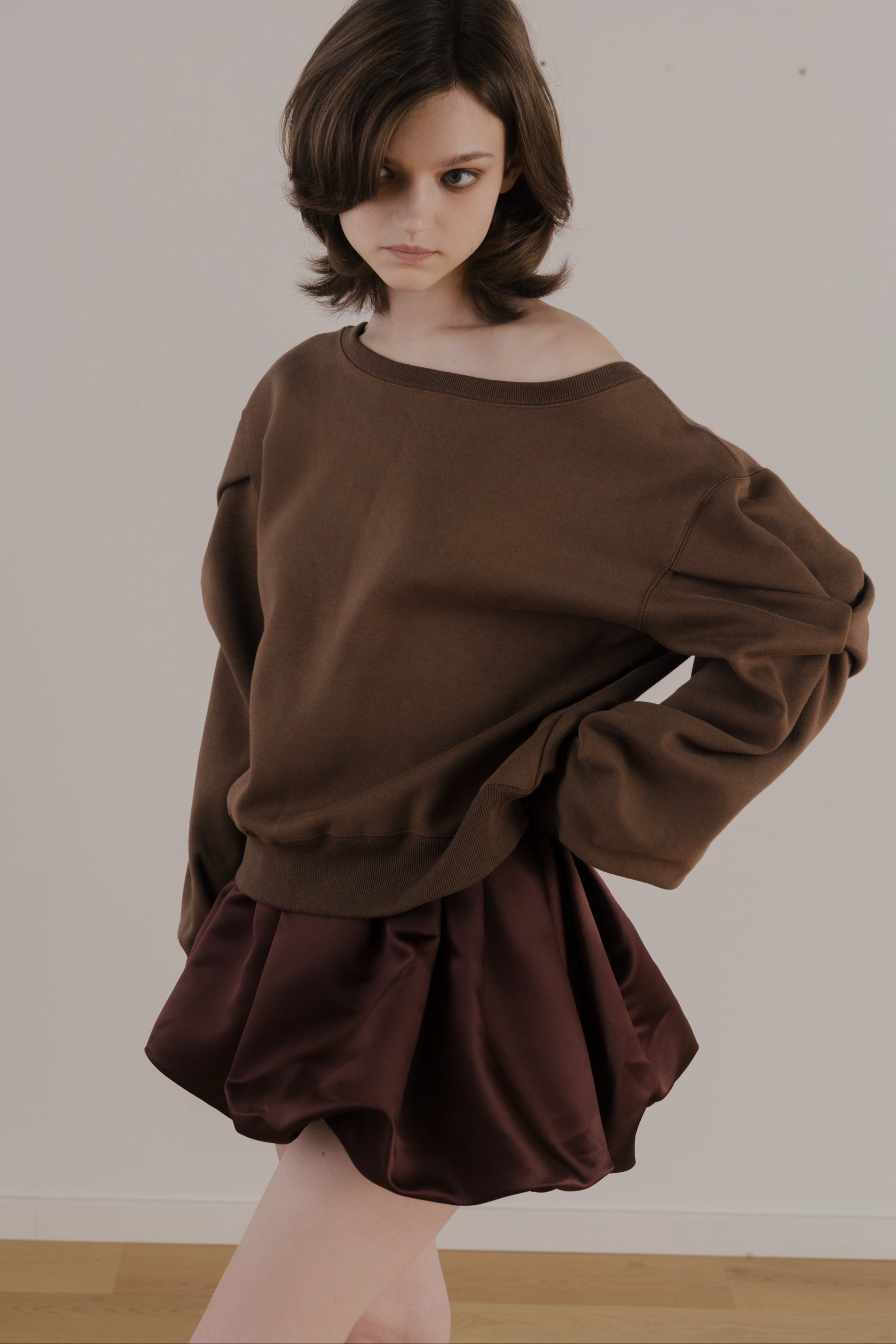 Opern Off-shoulder Sweat – THE TOÉ