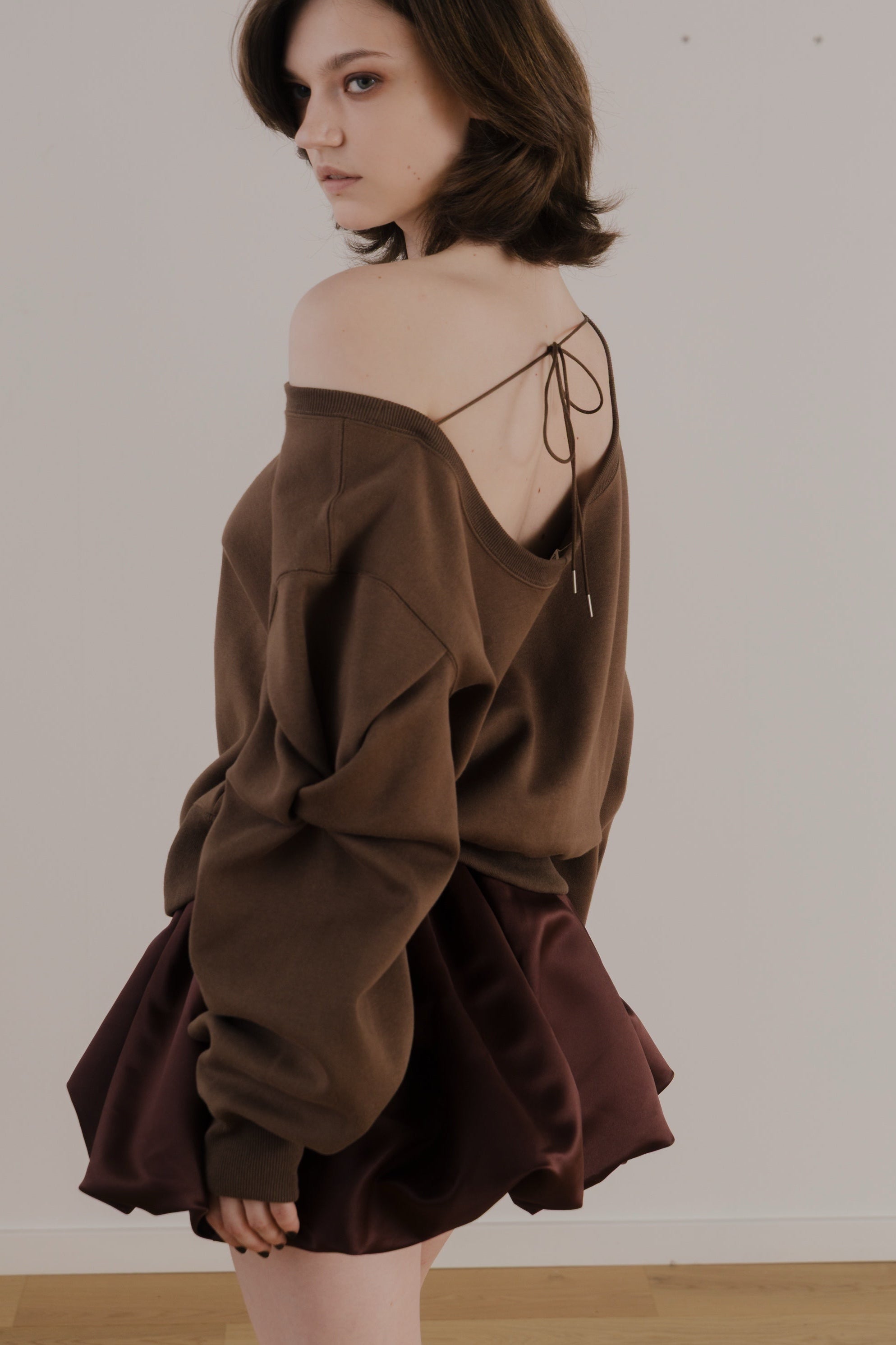 Opern Off-shoulder Sweat – THE TOÉ