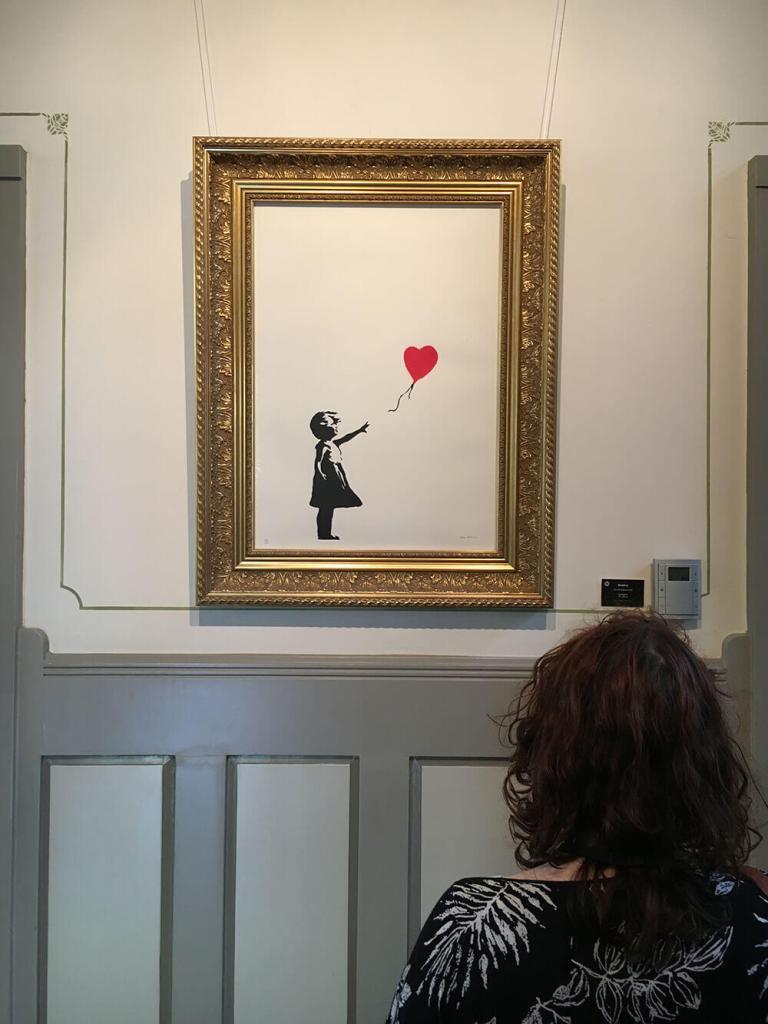 バンクシー Girl with Balloon の意味と解説 | The Art of Banksy