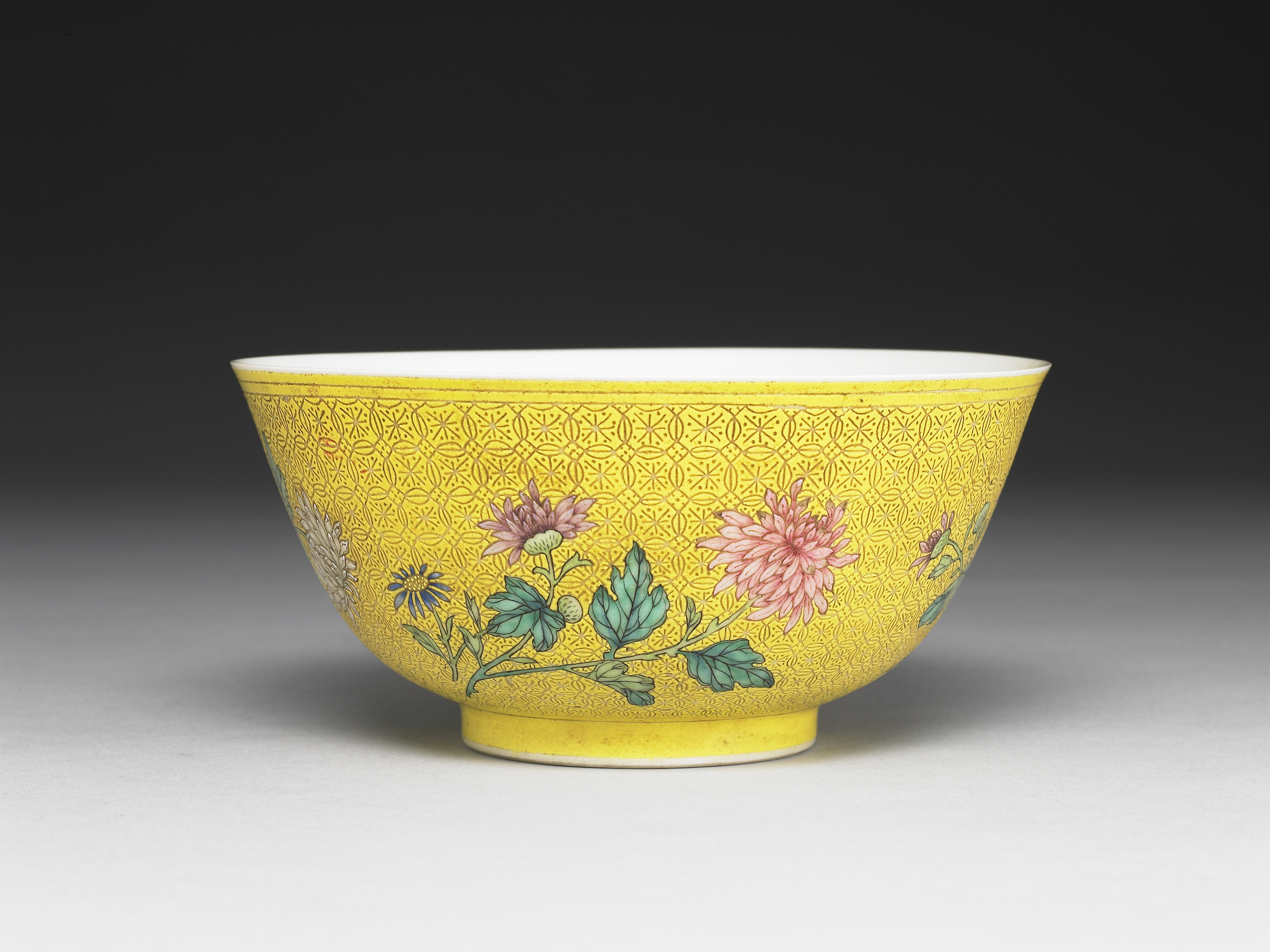 国立故宮博物院 3D文物鑑賞-3D文物-清 乾隆 琺瑯彩黄地剔花菊花碗