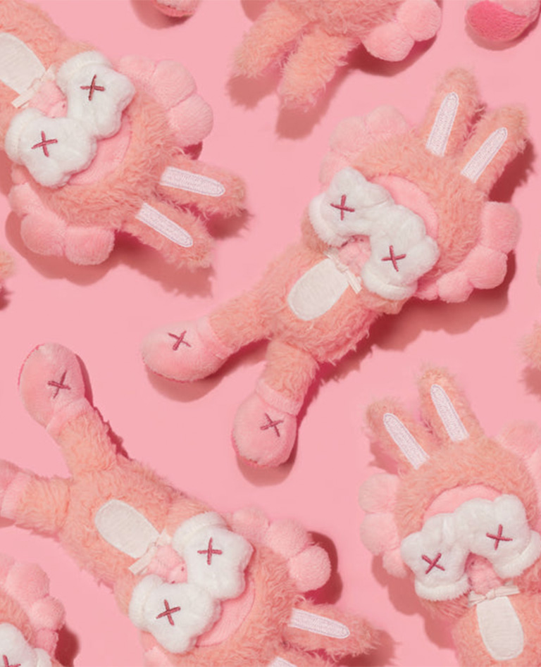 カウズ:ホリデー インドネシア ぬいぐるみ ペンダント ピンク - KAWS