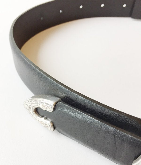 TOGA PULLA/METAL BUCKLE LEATHER BELT (BLACK)