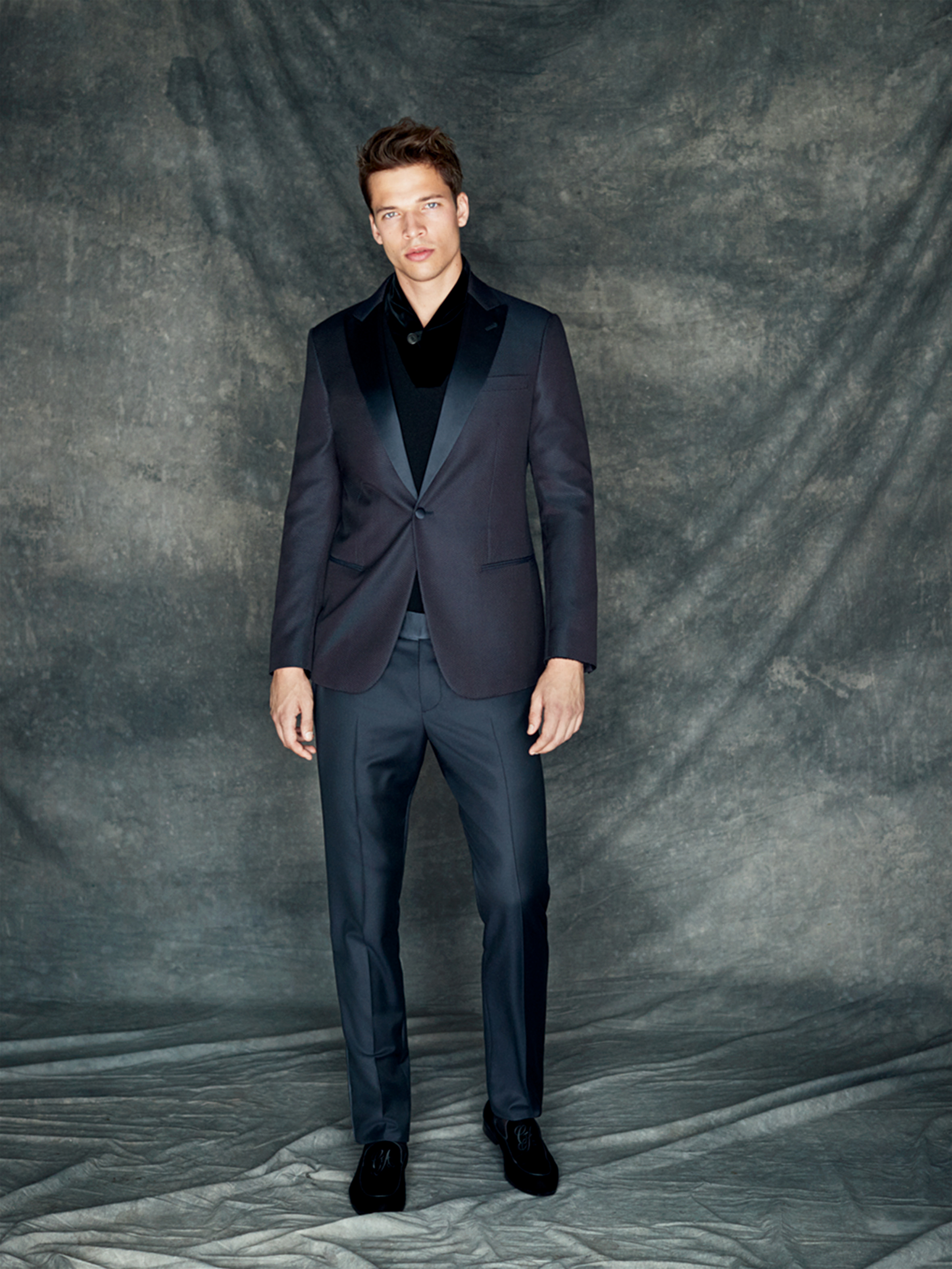 夜の社交場に映えるアルマーニ | THE RAKE JAPAN | The Modern Voice