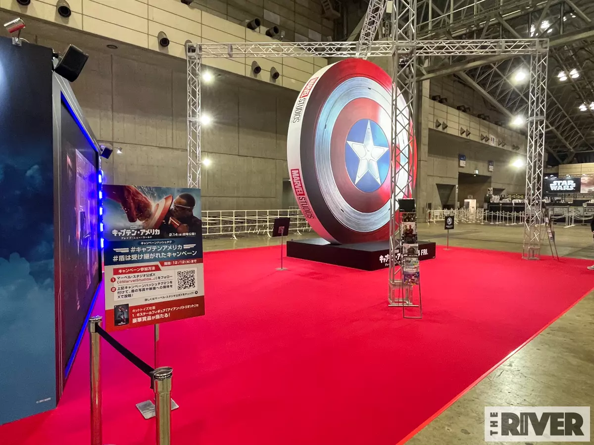 東京コミコン2024」キャプテン・アメリカのフォトスポット登場 ─ 盾を