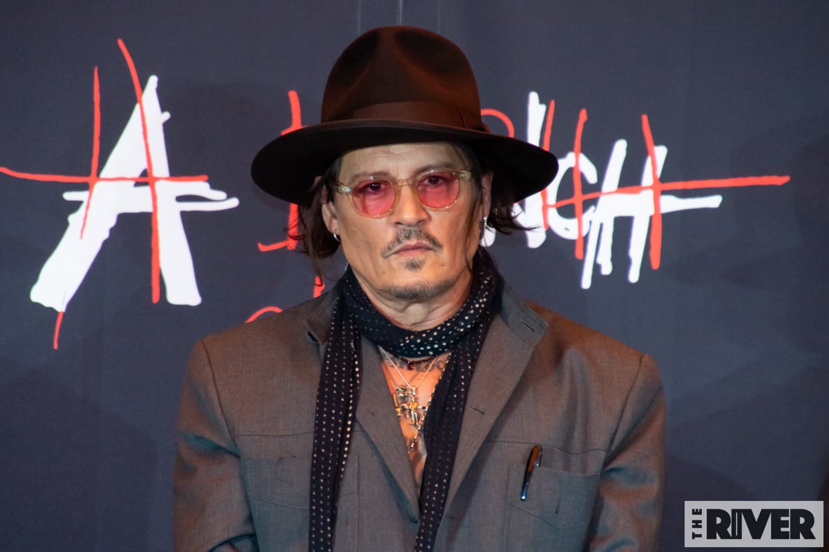 ジョニー・デップ来日、手に着いた絵の具が落ちぬまま個展会見に登壇