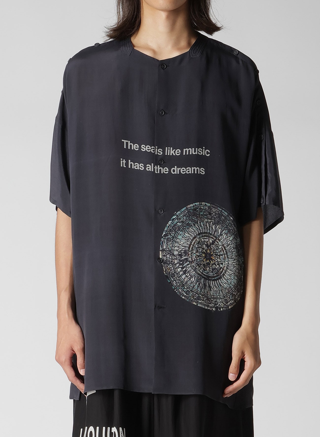 GREY/LINING COLLARLESS SHORT SLEEVE BLOUSE(S Black): Yohji