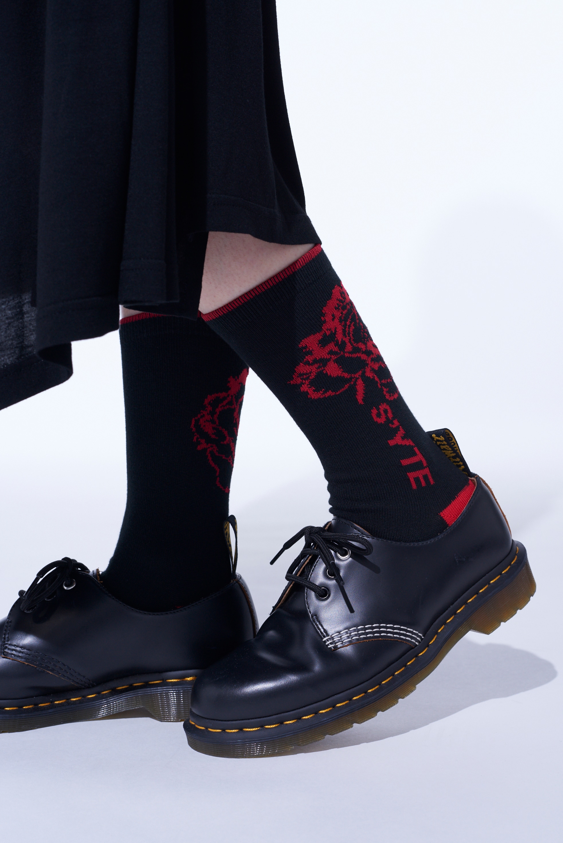 COTTON PLAIN STITCH FLORAL SOCKS(S Red): S'YTE｜THE SHOP YOHJI