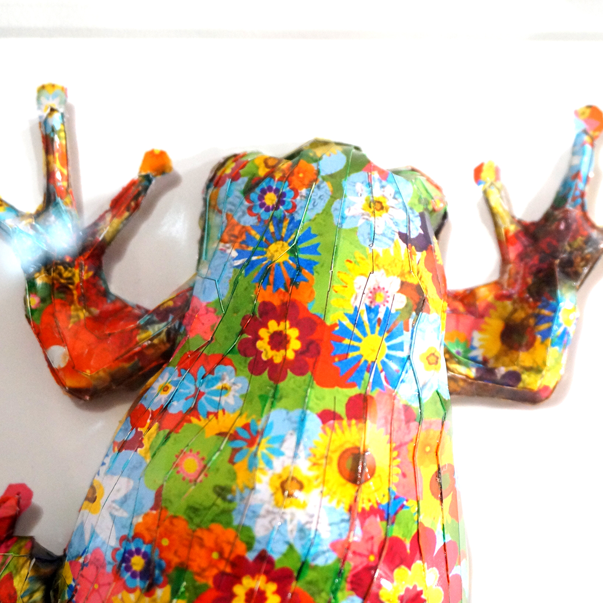 花柄カエルは壁に張り付く | 大村洋二朗 ｜インテリア絵画 アートの