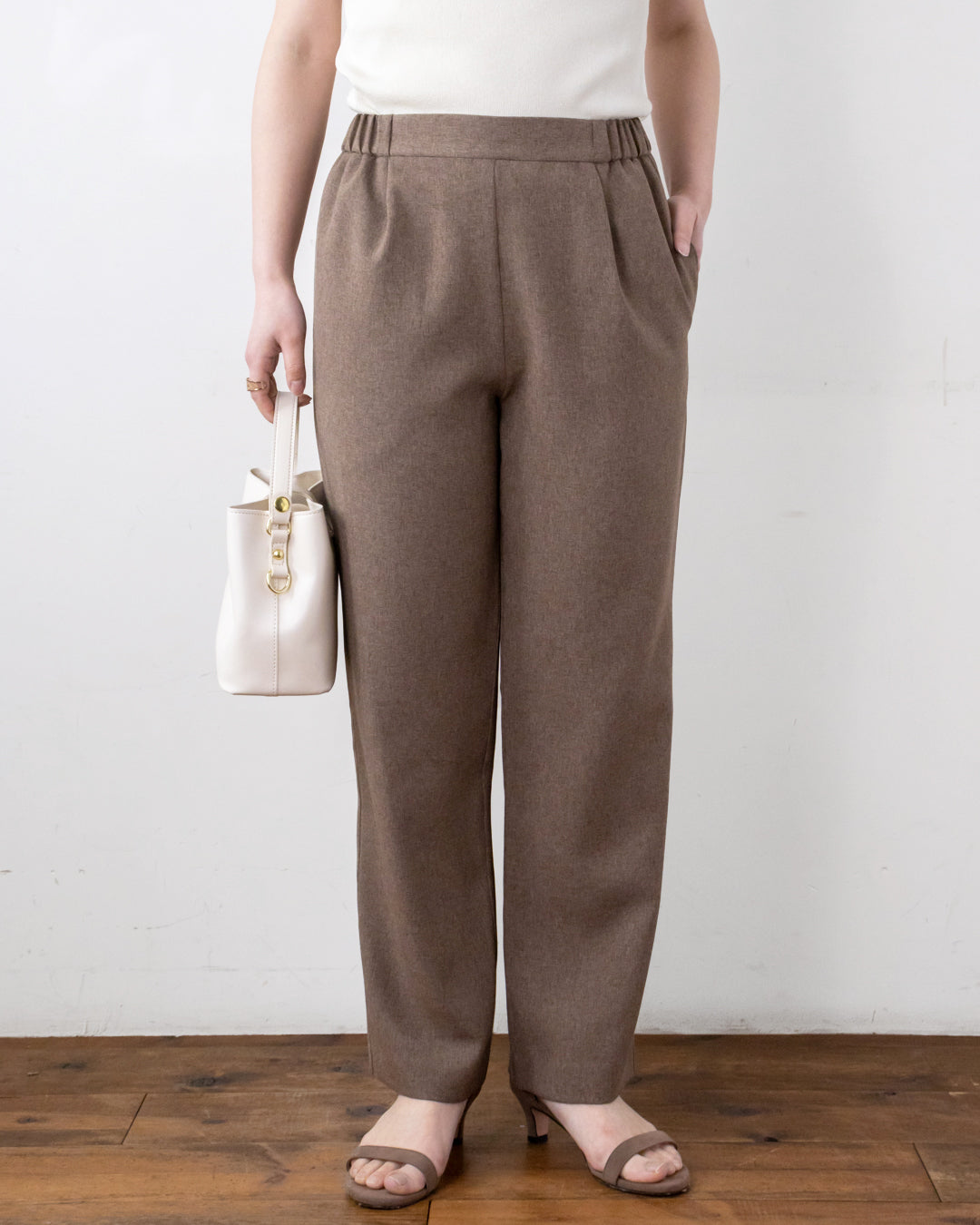 今季パラスパレス ラフィ爽チノ製品染クロップドテーパードパンツ