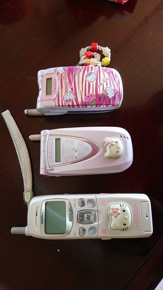 auのコラボケータイに歴史アリ！ いくつ知ってる？｜KDDI トビラ