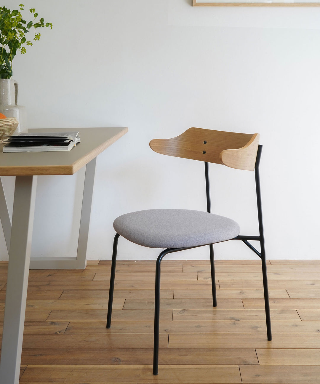 KAPELL ダイニングチェア｜異素材の美しいハーフアームデザイン