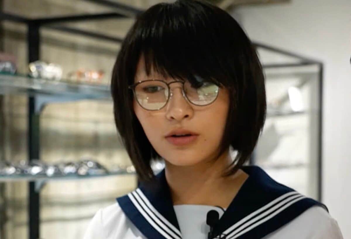 新しい学校のリーダーズ・SUZUKA、顔型診断で「一番似合う形」のメガネ