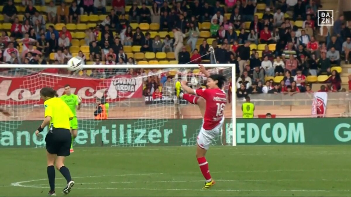 レッドカードやw」南野拓実のクリアボールが女性主審の顔面を直撃した