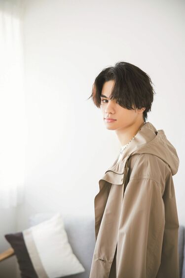 写真・画像】BALLISTIK BOYZ海沼流星、クッションをぎゅっと抱く独占