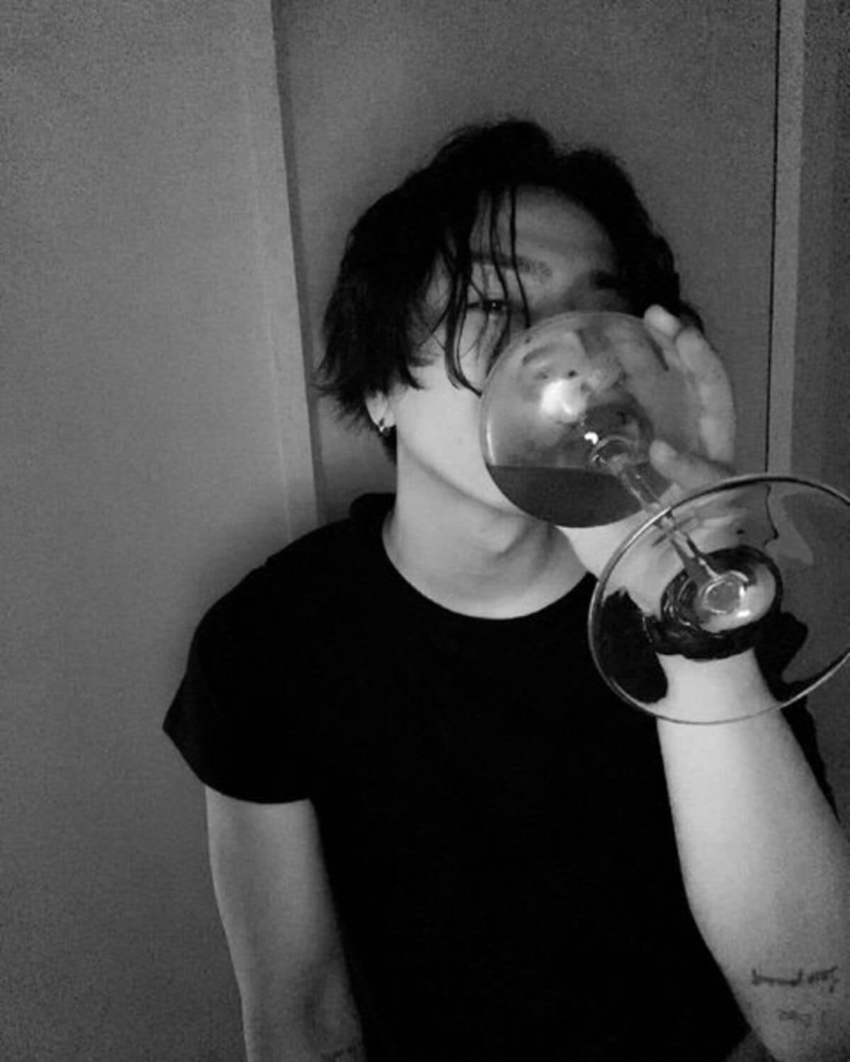 登坂広臣、リリース記念に祝杯するショット公開「心臓が持たん