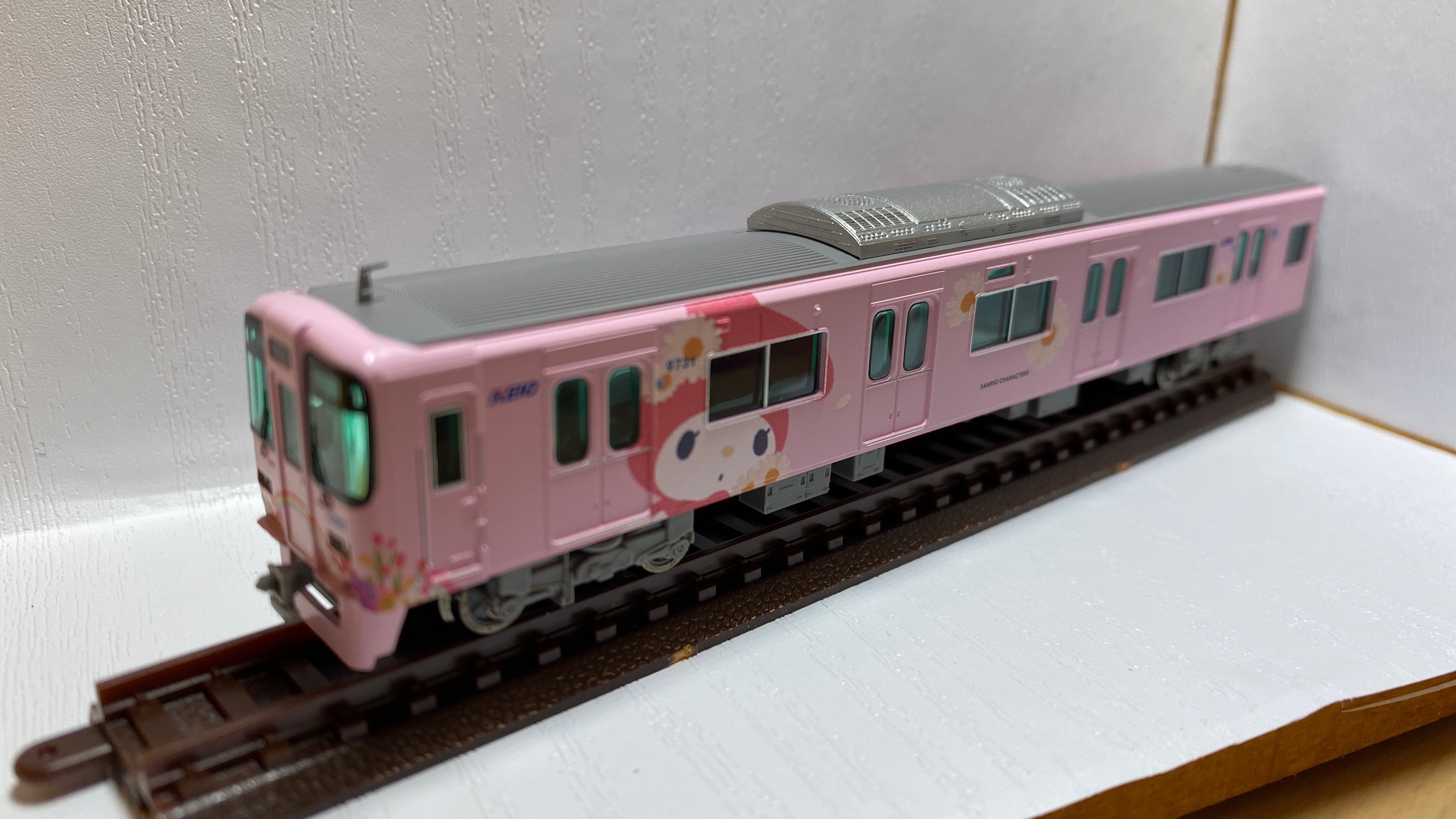 京王9000系サンリオキャラクターズフルラッピングトレイン（マイクロ