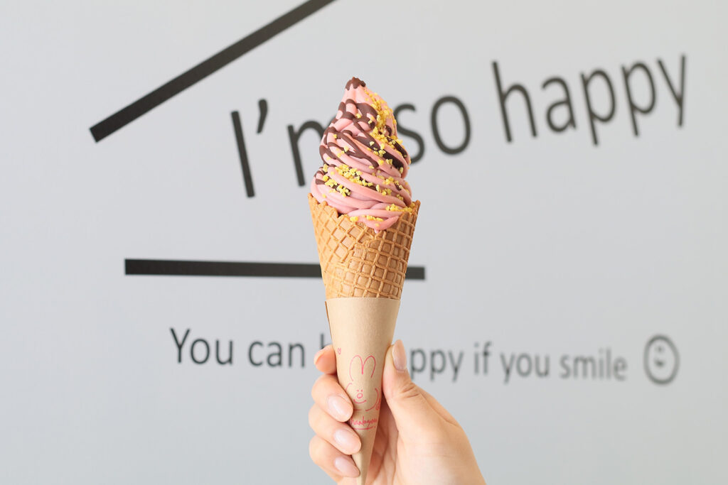 雨のち虹】ソフトクリーム専門店の春の新作ソフトはイチゴ味！｜弥彦村