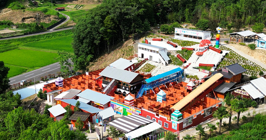 陽だまりの丘／ドラゴンメイズ》オロチがテーマの超巨大迷路。無数の