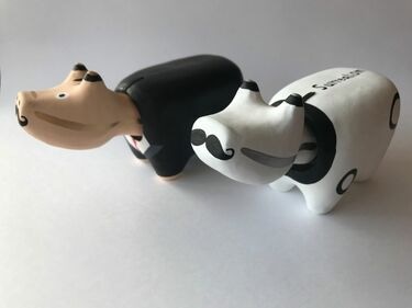 ヘドバンする衝撃の｢赤べこ｣一体なぜ誕生したか ｢ヘッドホンべこ｣で