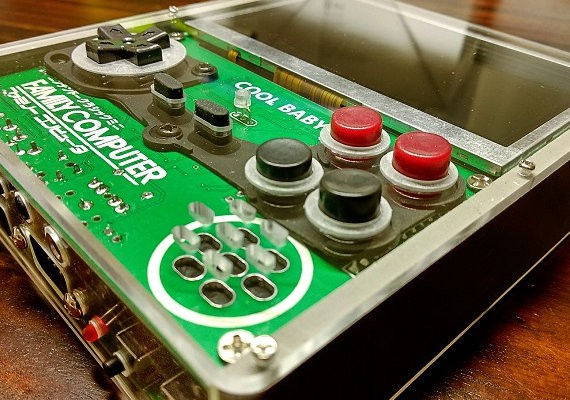 チープな見た目が最高！中華系ポータブルファミコン互換機「酷孩工程机