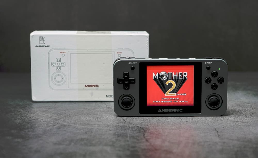 絶大な人気を誇る中華ゲーム機「RG350M」を実機レビュー。初心者から