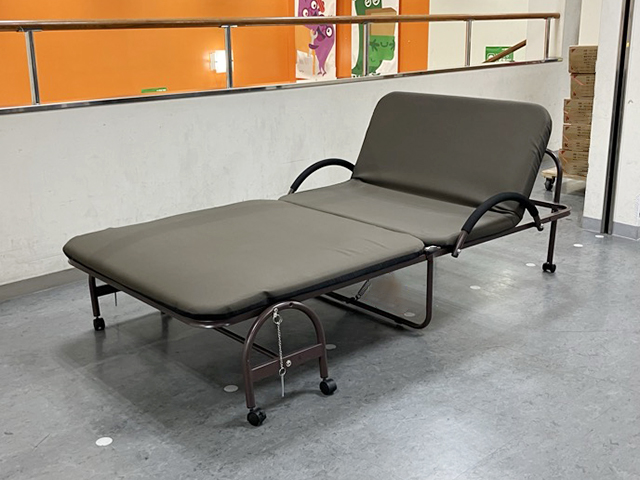 急な来客に便利！スムーズに移動&スリムに収納できる折りたたみベッド